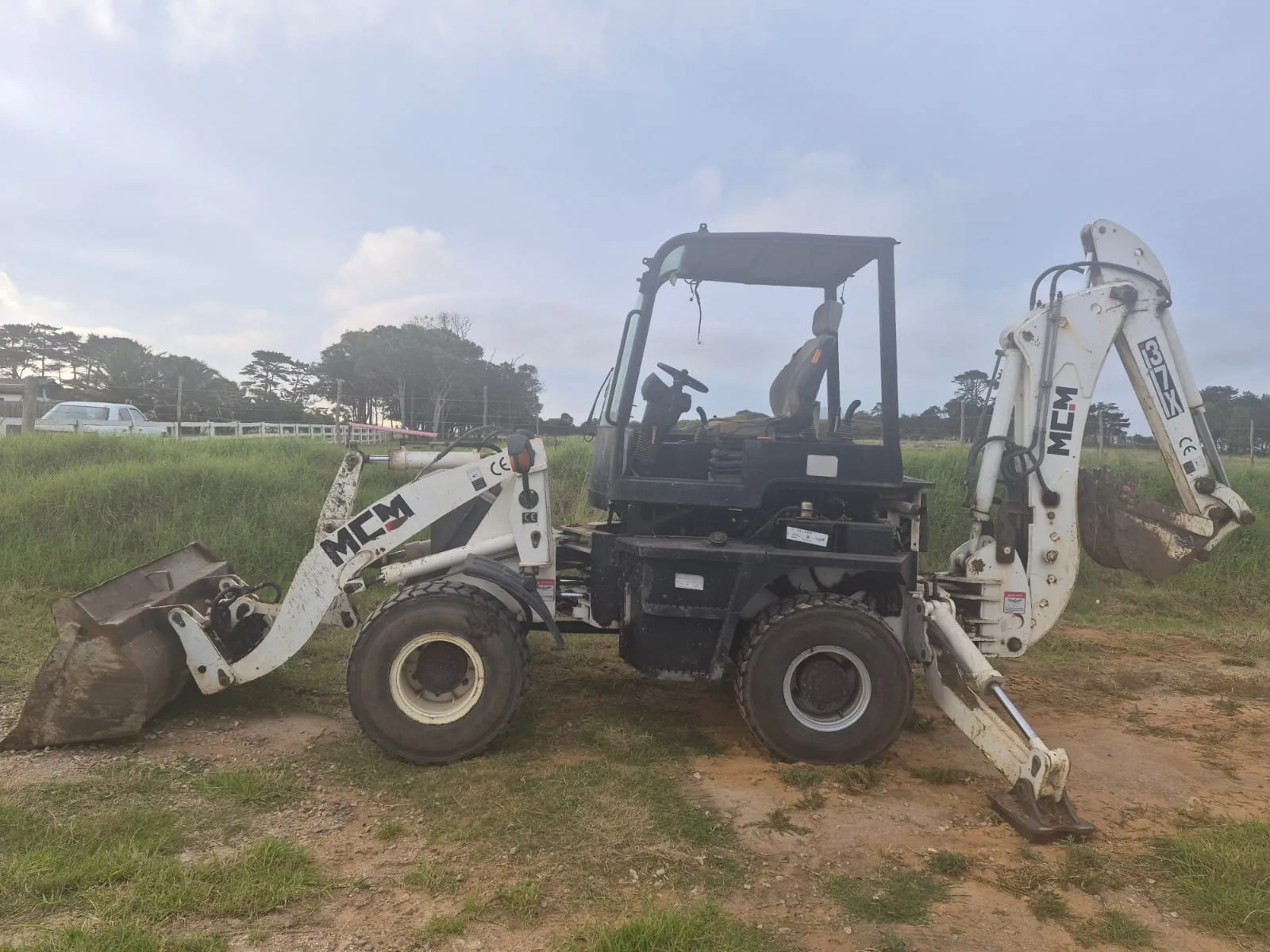 2017 MCM 37X TLB - MCM - 37X - Used
