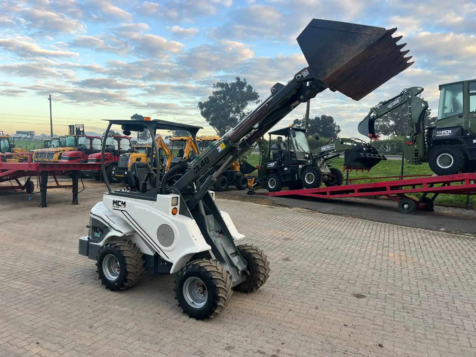 MCM CL40 Compact Loader