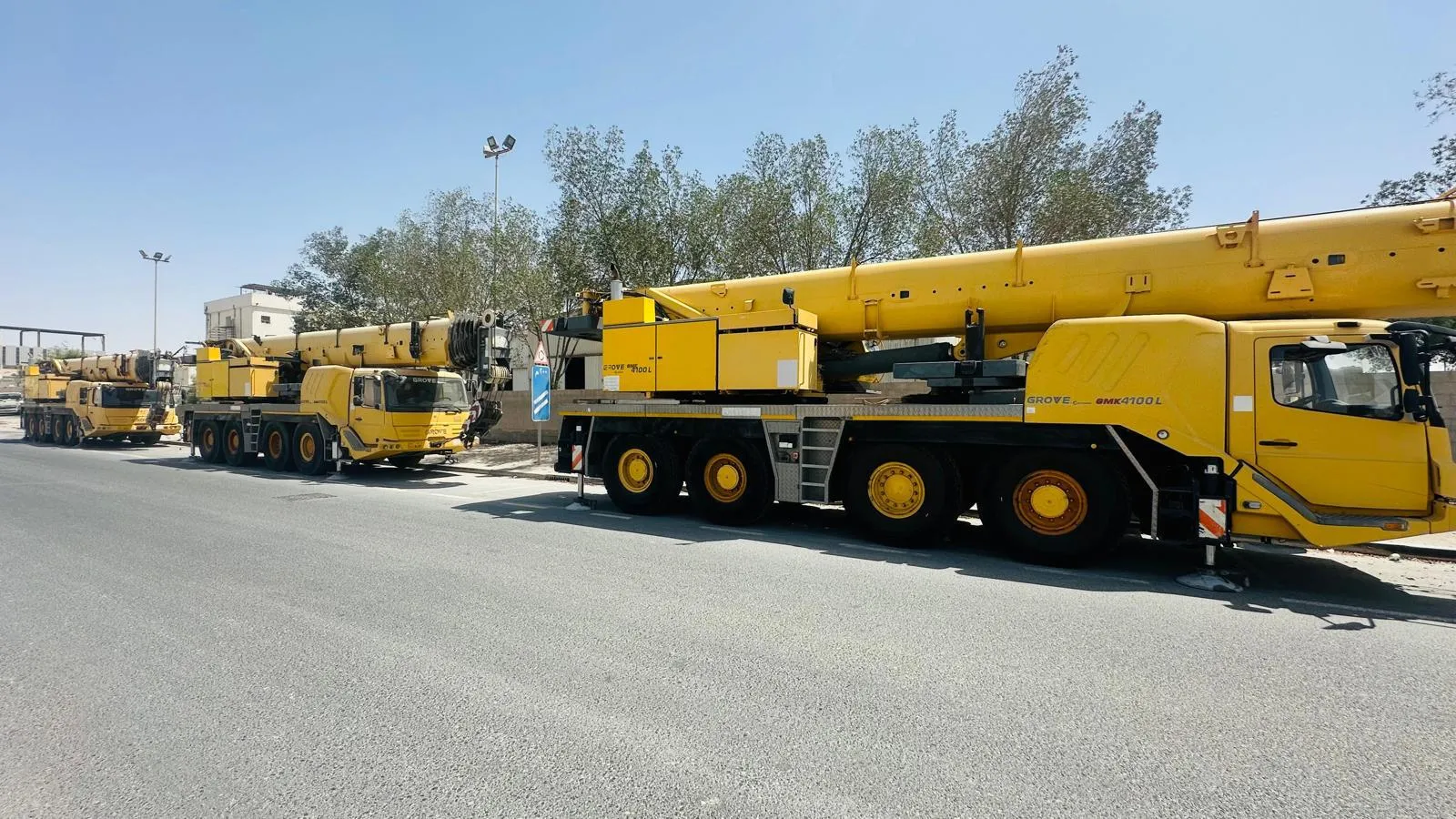 crane truck 100T goove model 2014 , 4000 hours excellent condition