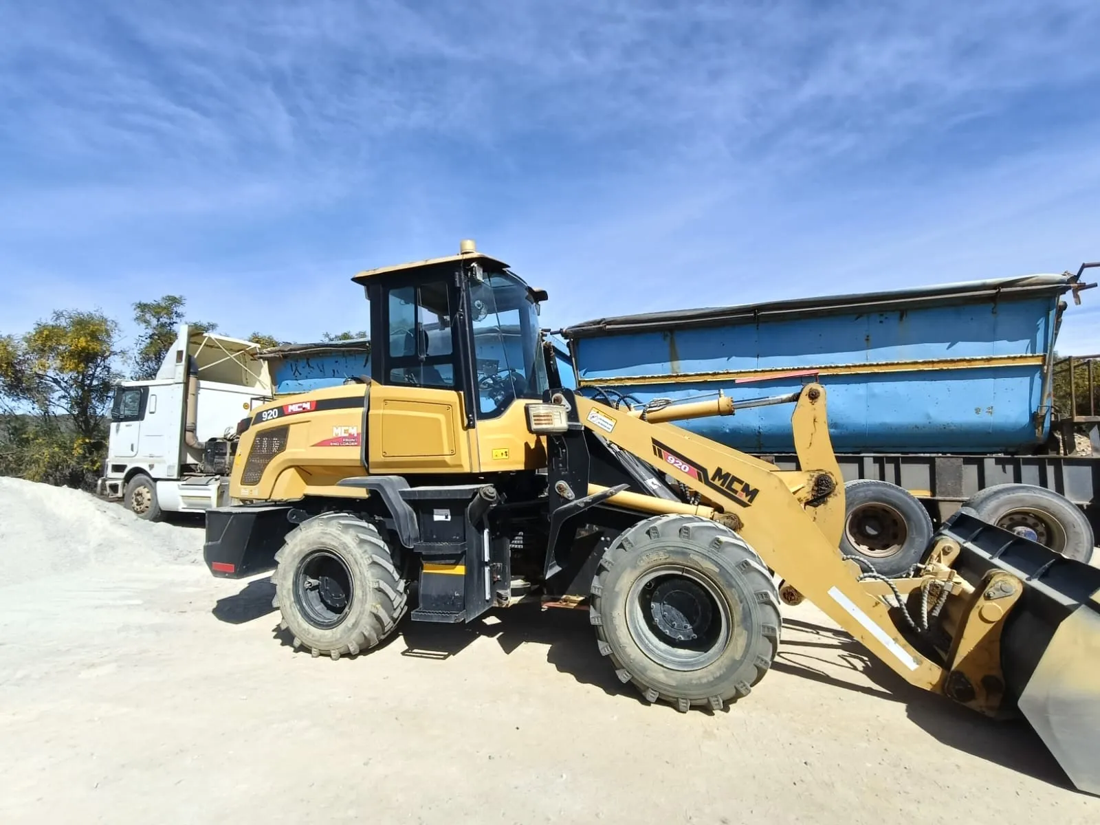MCM 920 Front End Loader - MCM - 920 - Used