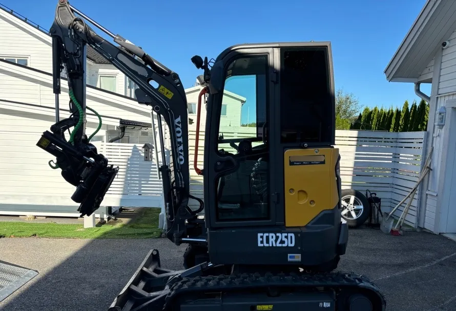 2019 Volvo ECR25D + Trailer